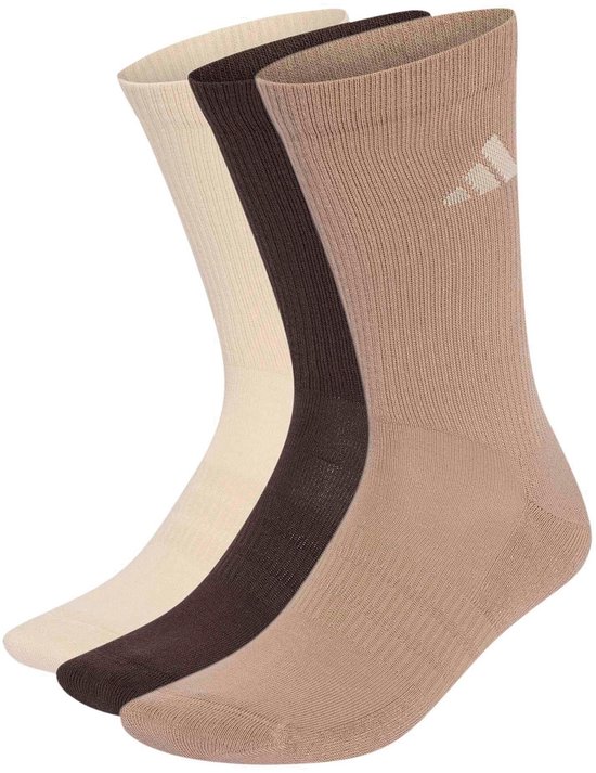 Trois chaussettes de sport adidas en beige, marron et crème avec logo adidas sur la cheville.