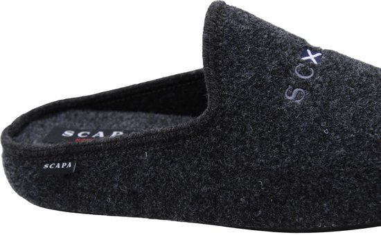 Grijze vilten herenpantoffel met SCX-borduursel en Scapa-label.