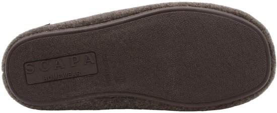 Bruine rubberen zool van een Scapa Homewear pantoffel met antisliptextuur en in reliëf aangebracht logo.