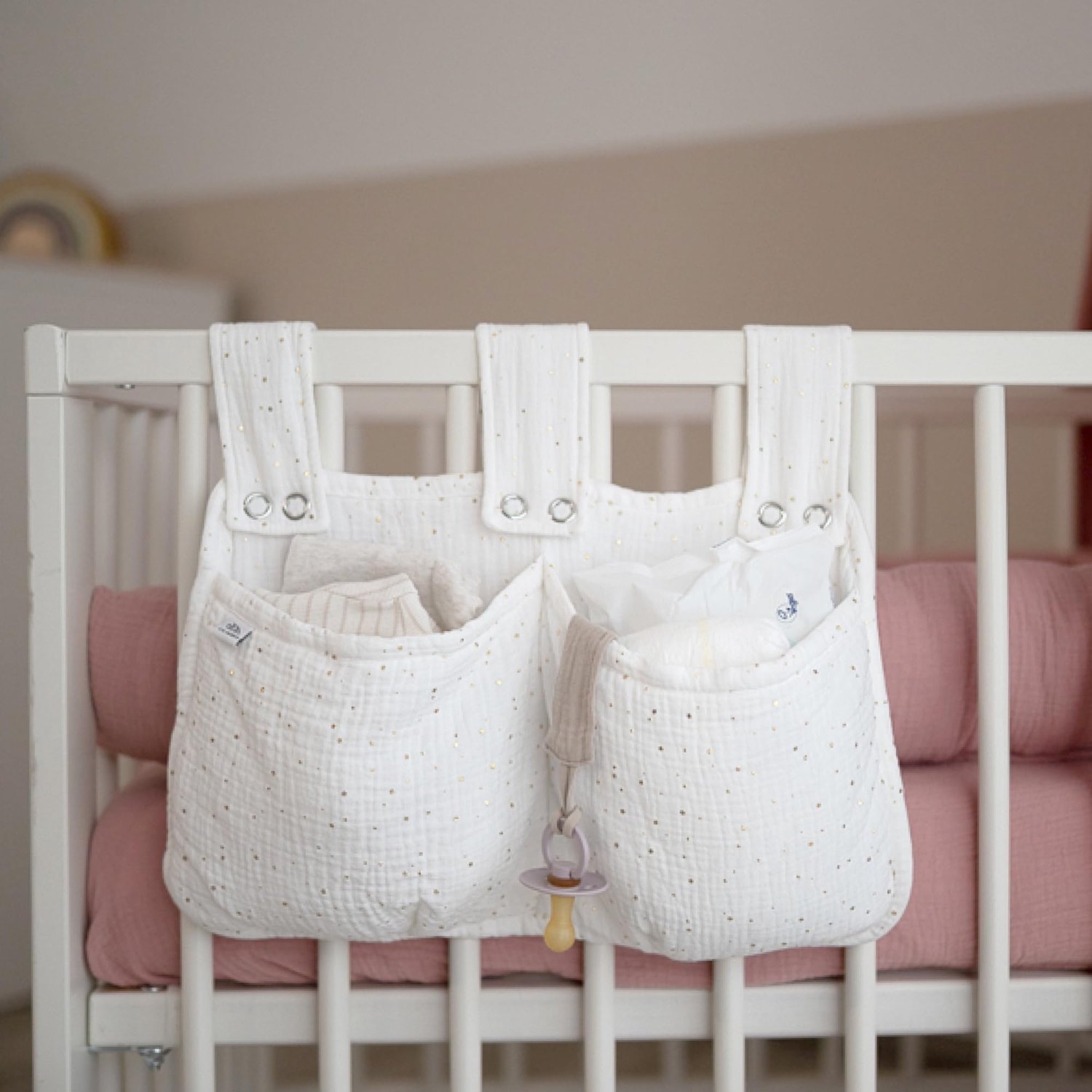 LILIMAUS Bed organizer voor kinderbed met gouden details - hangend bedtasje met 2 vakken - mousseline katoen - wit