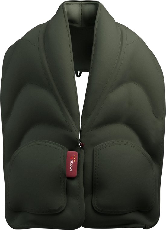 Olijfgroene, gewatteerde Stoov Kokoon³ XL verwarmde sjaal met een rood merklabel op de voorzijde.
