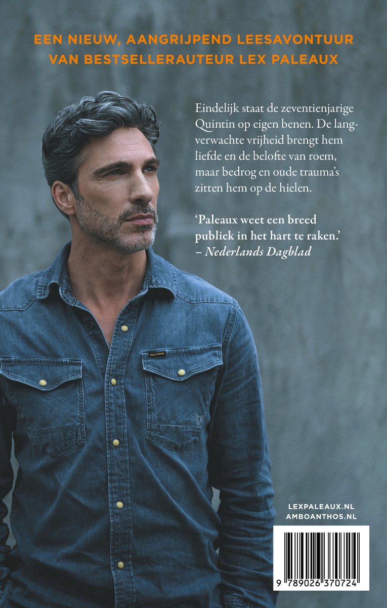 Man met grijs haar, gekleed in een blauw denim overhemd, kijkt naar rechts. Tekst "EEN NIEUW, AANGRIJPEND LEESAVONTUUR VAN BESTSELLERAUTEUR LEX PALEAUX".