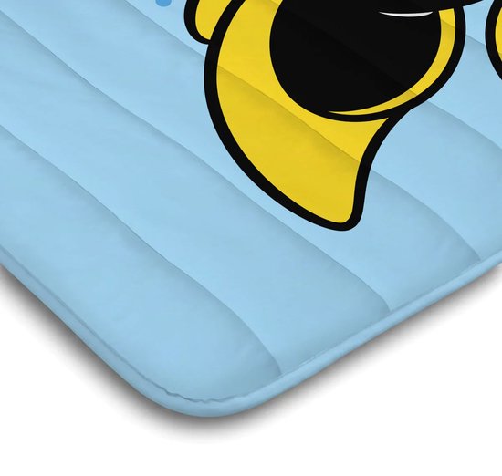 Detail van een lichtblauw dekbed met doorgestikte banen en een deel van de print met Mickey Mouse.