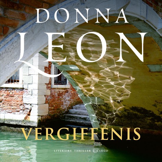 Livre 'Vergiffenis' de Donna Leon, avec une photo d'un pont sur un canal à Venise.