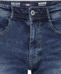 Donkerblauwe spijkerbroek met contrasterende stiksels, knoopsluiting en 'Bullseye Regular Fit' label in de taille.