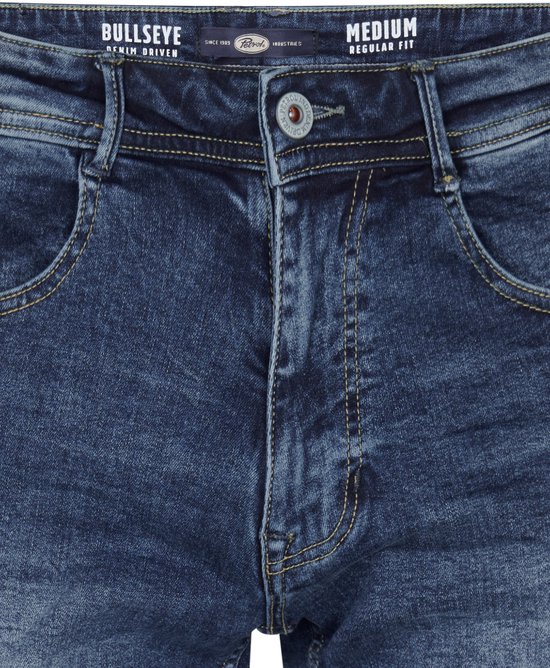 Donkerblauwe spijkerbroek met contrasterende stiksels, knoopsluiting en 'Bullseye Regular Fit' label in de taille.