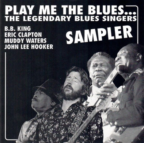 Zwart-wit albumhoes Play Me The Blues met B.B. King, Eric Clapton, Muddy Waters en John Lee Hooker tijdens een optreden.