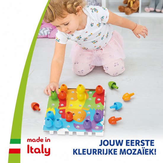 Een meisje speelt met kleurrijke mozaïekpinnen en een bord met een dinosaurusthema. 'Gemaakt in Italië' is zichtbaar.