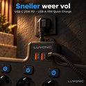 Close-up van de zwarte Luvonic stekkerdoos met 2 verlichte oranje USB-A poorten en 1 USB-C poort.