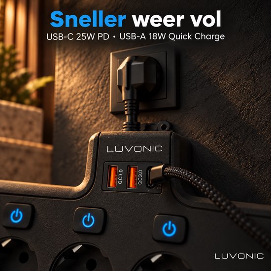 Close-up van de zwarte Luvonic stekkerdoos met 2 verlichte oranje USB-A poorten en 1 USB-C poort.