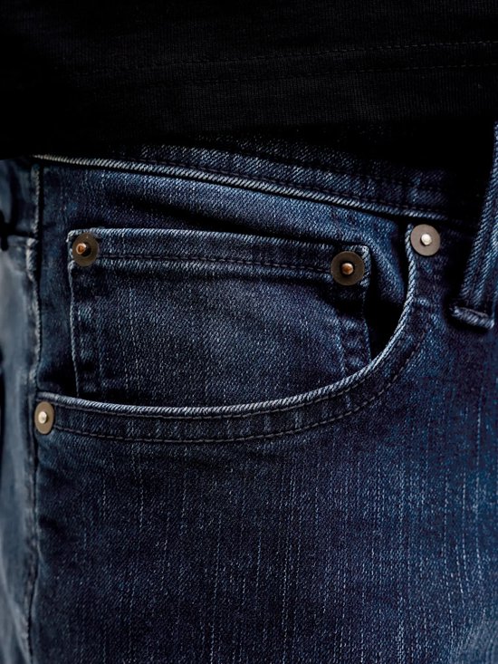 Detailopname van de jeanszak met klinknagels.