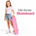 Lachend meisje in pastelkleurig shirt houdt haar roze skateboard met LED-wielen vast.