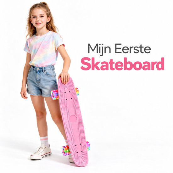 Lachend meisje in pastelkleurig shirt houdt haar roze skateboard met LED-wielen vast.