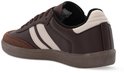 Schuin achteraanzicht van een bruine Slazenger sneaker met beige hielstuk en suède neusaccent.
