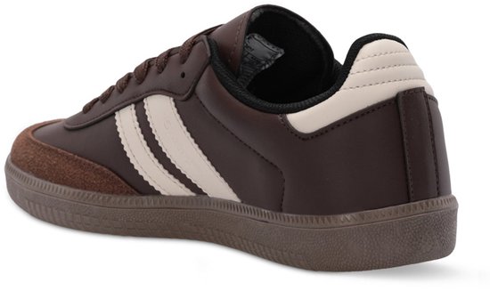 Schuin achteraanzicht van een bruine Slazenger sneaker met beige hielstuk en suède neusaccent.