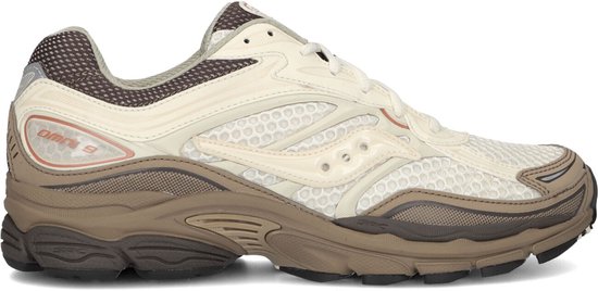 Zijaanzicht van de beige Saucony Progrid Omni 9 sneaker met bruine zool en 'Omni 9' accent.
