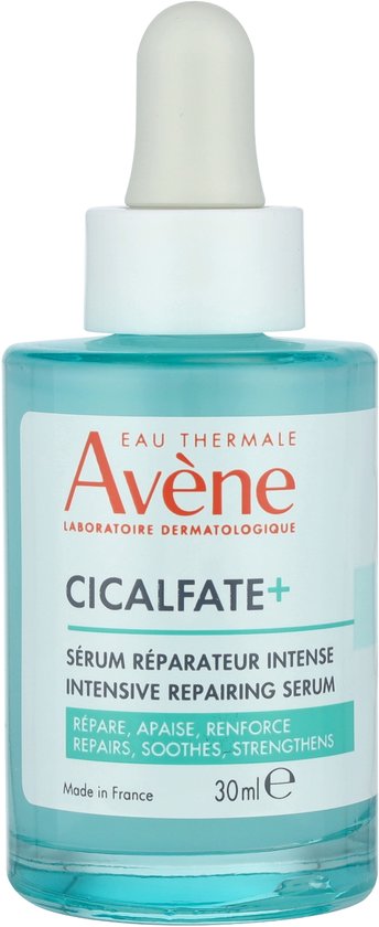 Blauwe glazen fles van Avène Cicalfate+ serum met witte pipetdop, 30ml intens herstellend serum.