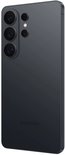 Schuin zicht op de achterkant van een grijze Samsung smartphone met drie cameralenzen.