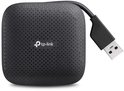 Bovenaanzicht van een zwarte TP-Link hub met geperforeerd patroon en USB-kabel.