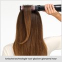 Vue arrière, coiffage à la brosse ; technologie ionique pour des cheveux lisses et brillants.