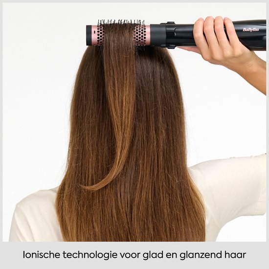 Vue arrière, coiffage à la brosse ; technologie ionique pour des cheveux lisses et brillants.