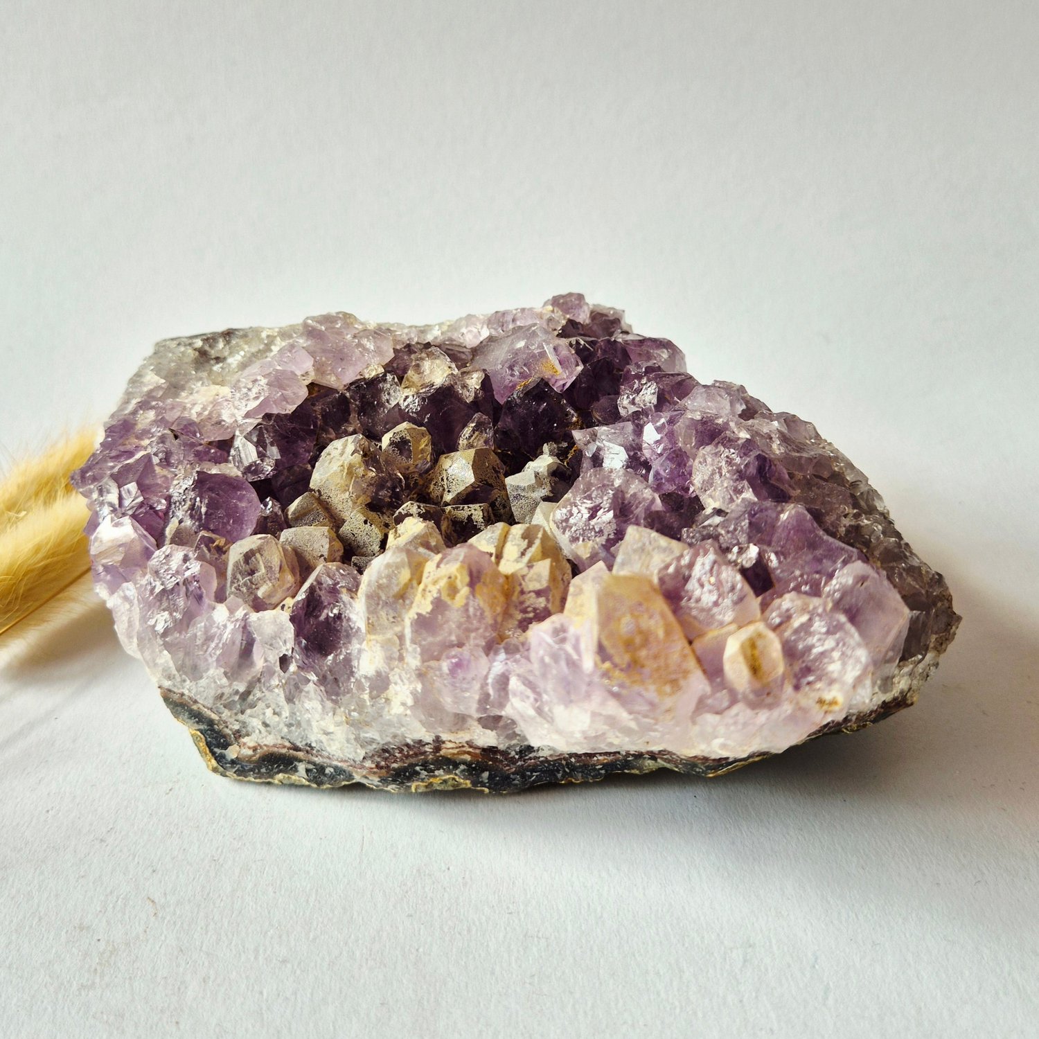 Moonlight Gemstones Amethist Cluster 1044 gram | Natuurlijke Paarse Kristallen op Matrix Meerkleurig