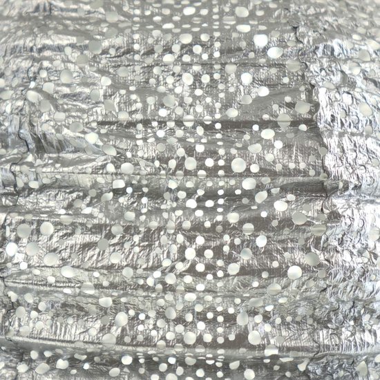 Close-up van de zilverkleurige Lumiz lampion met een reliëf van bubbels en kleine gaatjes.