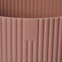 Elho Vibes Fold Rond 25 bloempot in delicaat roze met ribbelstructuur en logo.