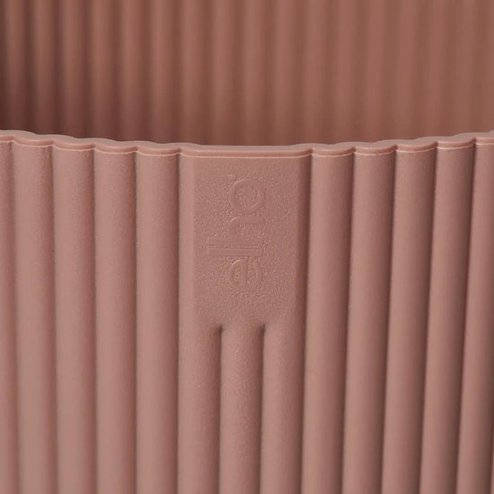 Elho Vibes Fold Rond 25 bloempot in delicaat roze met ribbelstructuur en logo.