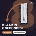 Opgevouwen wit matras in zwart metalen frame op wielen. Tekst: Klaar in 8 seconden, geen gereedschap.