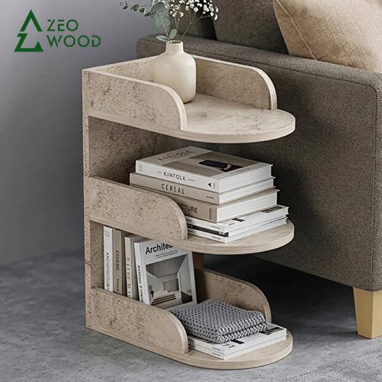 Beige Zeo Wood bijzettafel met marmerlook, drie niveaus voor boeken en een vaas met bloemen, naast een bank.