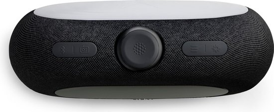 Bovenaanzicht van zwarte JBL wekkerradio met bedieningsknoppen voor Bluetooth, radio, volume en verlichting.