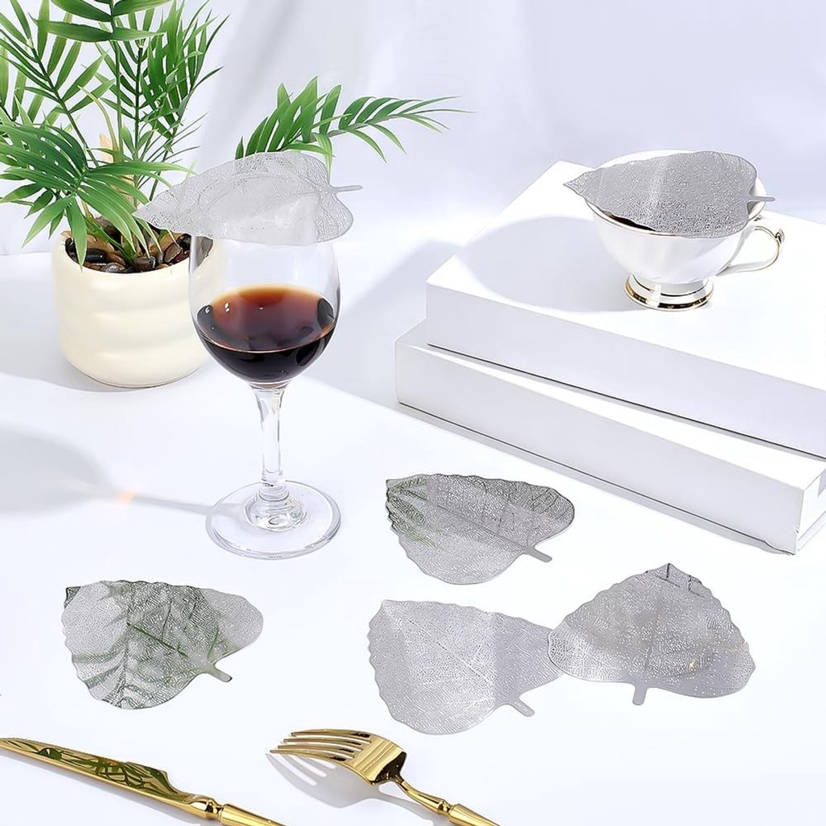 6 stuks roestvrijstalen wijnglazen hoezen van 118 x 105 mm, bladvormige drankafdekkingen voor buitenfeest, elegante bekerdeksels en theezeef voor optimale bescherming en stijl