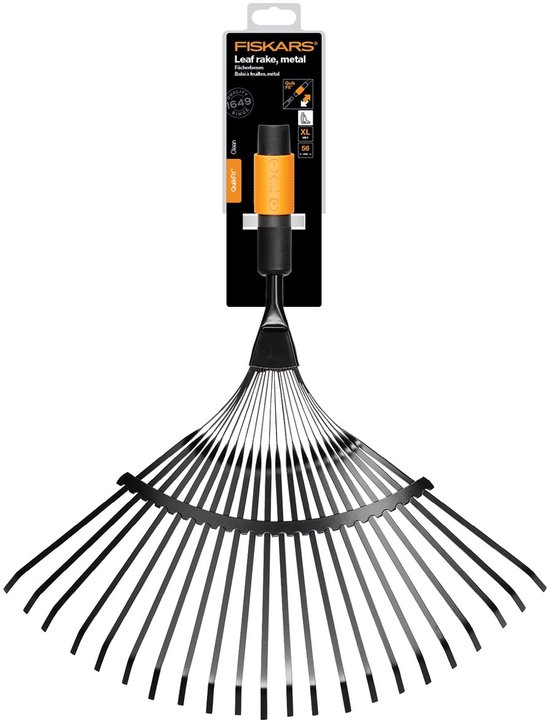 Verpakking van Fiskars Quikfit™ bladhark, metaal, met 20 tanden en oranje handvat.