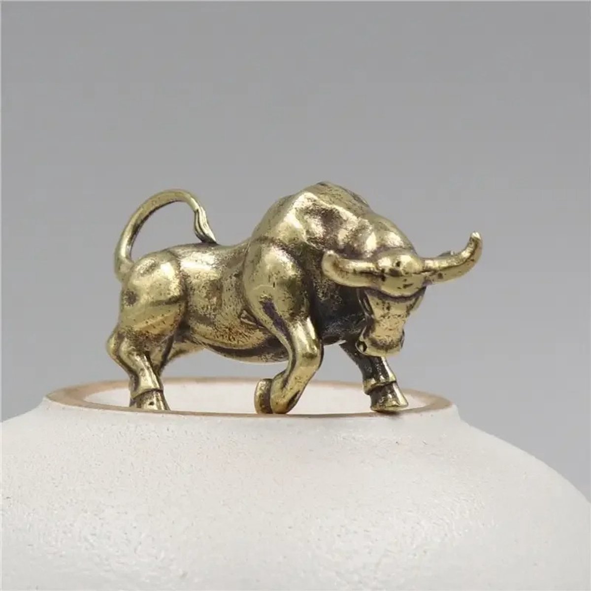 Messing Stier Beeldje - Antiek Koperen Aanvallende Stier - Feng Shui & Zodiac Woondecoratie - 4 cm - Geluk & Kracht Figuur
