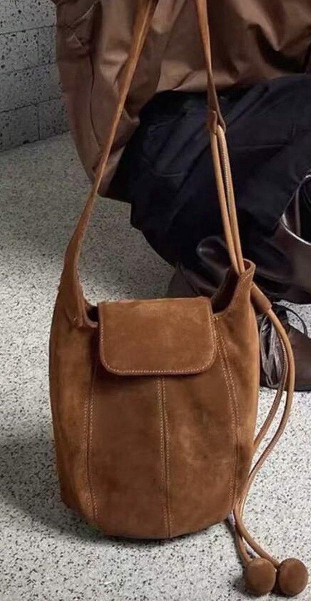 Pouch tas - pouch bag - mini tas - Schoudertas - bruine schoudertas - suede-look bruine schoudertas - schoudertas met franjes - bag - sholder bag - bucketbag - bug - tas - vanity tas - buideltas - statement tas - shoulderbag - hobo tas - shopper
