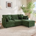 Groene modulaire bank met chaise longue, in een sfeervol ingerichte woonkamer.