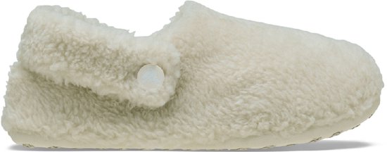 Mule Crocs fuzzy crème avec bride ajustable et bouton.