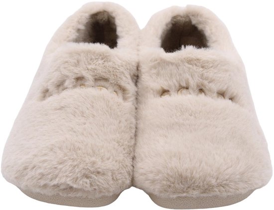 Lichtbeige pluizige pantoffels met decoratieve stiksels aan de voorkant.