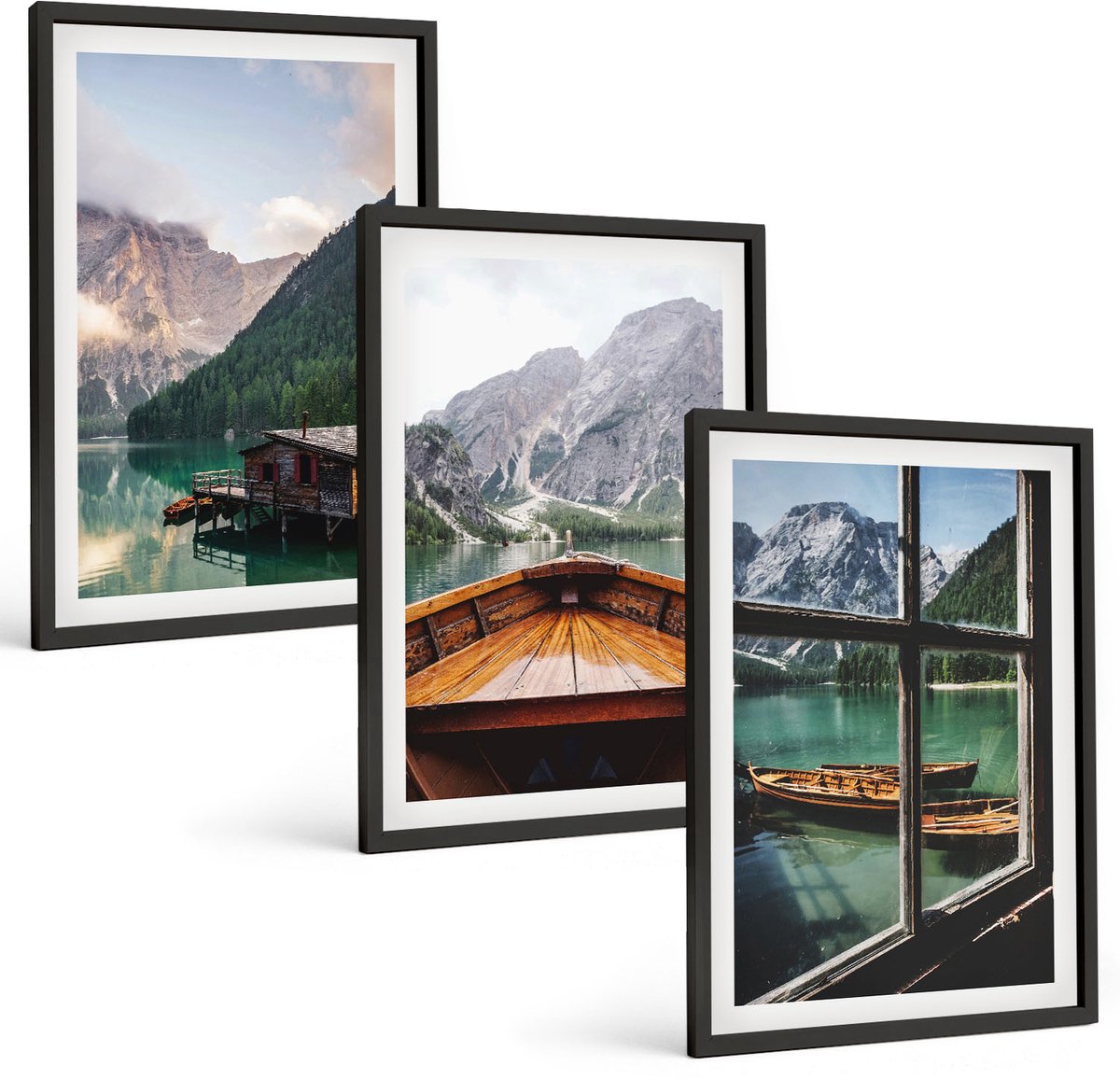 Coloray 3-Delige Schilderij Set - Bergmeer Met Een Boot En Houten Huisjes - 40 x 60 cm - Moderne Wanddecoratie - Slaapkamer - Muurdecoratie