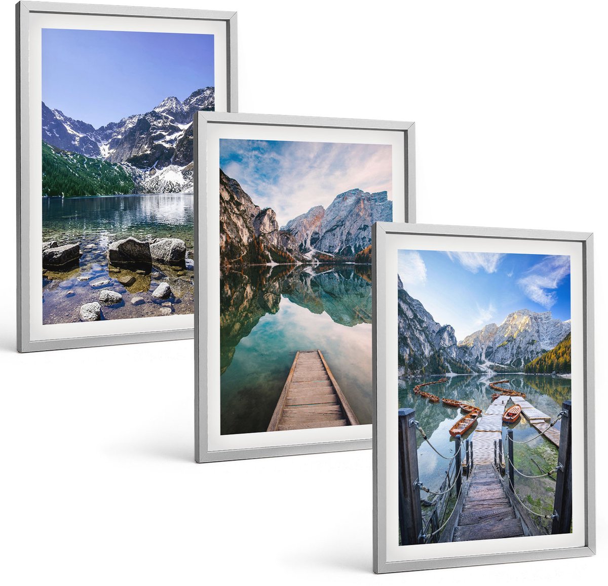 Coloray 3-Delige Schilderij Set - Bergen, Meren En Houten Bruggen Over Het Water. - 40 x 60 cm - Muurdecoratie - Schilderijen Set - Woonkamer - Woonkamer Decoratie