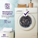 Wasmachine met een opgerold blauw dekbed met pagode- en bloemenprint erin. Tekst 'Wasbaar & Droogbaar'.