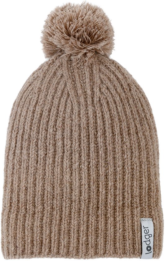 Beige gebreide muts met pompon en label met 'lodger'.