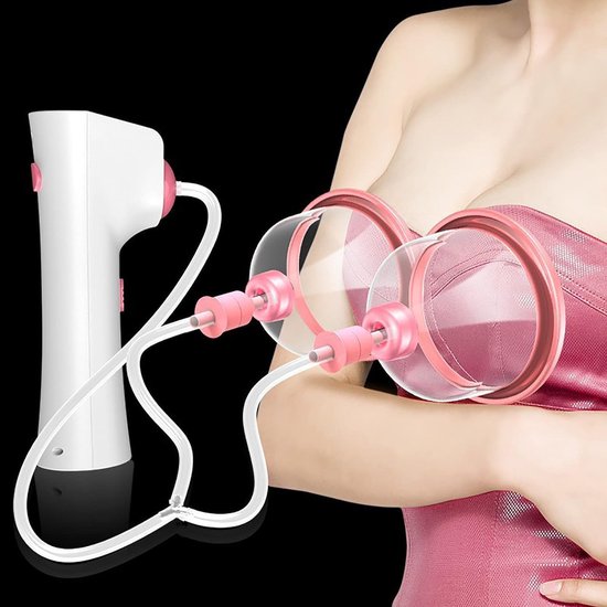 Vrouw draagt een roze top, met borstvergrotingsapparaten met transparante cups en roze randen op haar borsten.