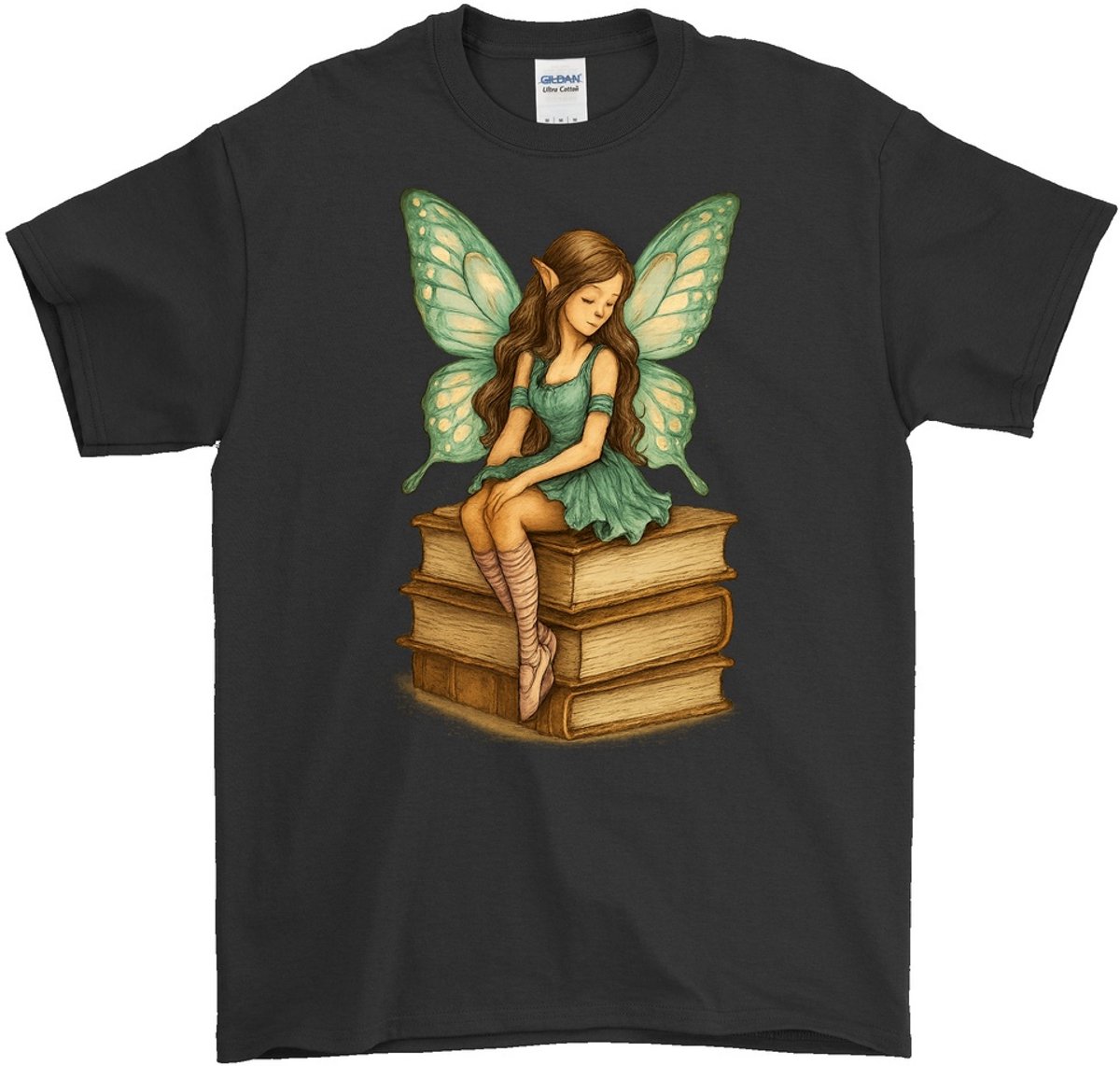Boekenwurm Shirt – Fee op een Stapel Boeken – Fantasy Outfit – Unisex T-Shirt voor Dames & Heren – Leuk Cadeau voor Boekenliefhebbers
