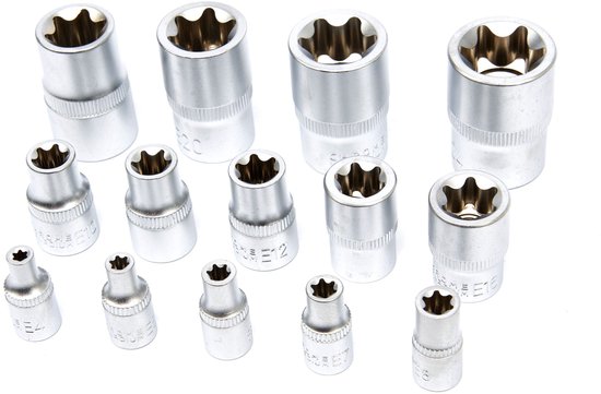 Zilverkleurige inwendige torx doppen van verschillende maten gerangschikt op een witte achtergrond.