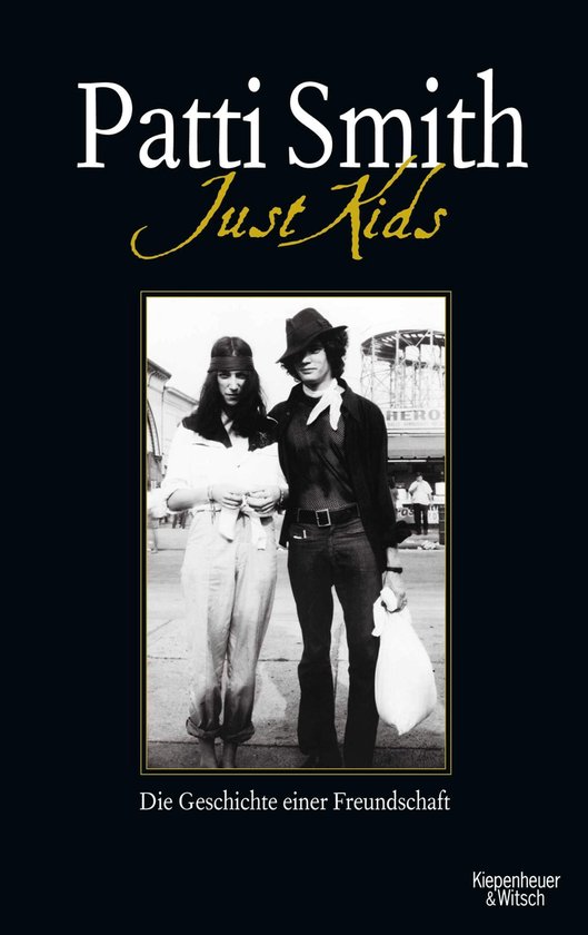 Boek kaft met de titel 'Patti Smith Just Kids'. Een zwart-wit foto van twee jonge vrouwen in jaren '70 kleding.