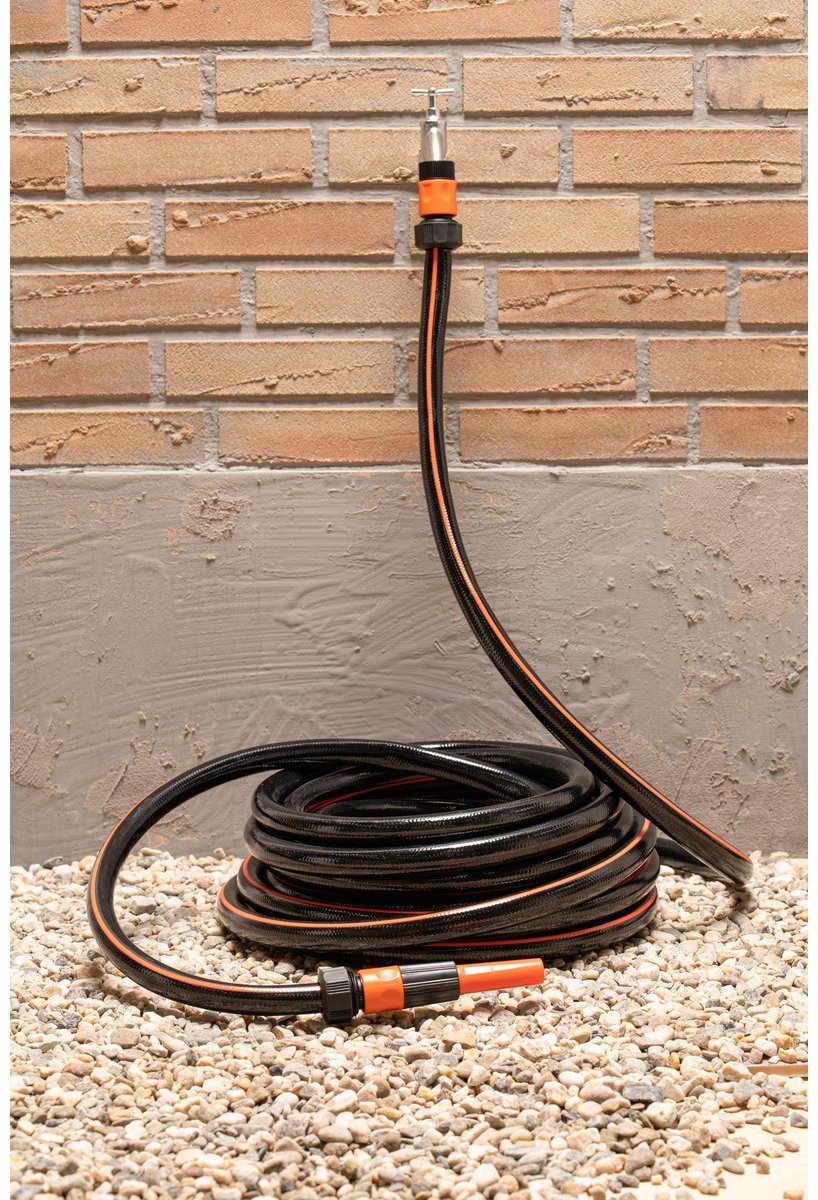 BLACK+DECKER tuinslang 15 meter - 19mm - duurzaam pvc - tuin besproeien, auto wassen, zwembad vullen - past op elke standaard kraan - zwart/oranje