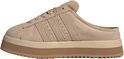 Zijaanzicht van de beige suède adidas Campus instapper met platformzool.