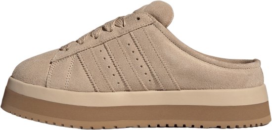 Zijaanzicht van de beige suède adidas Campus instapper met platformzool.